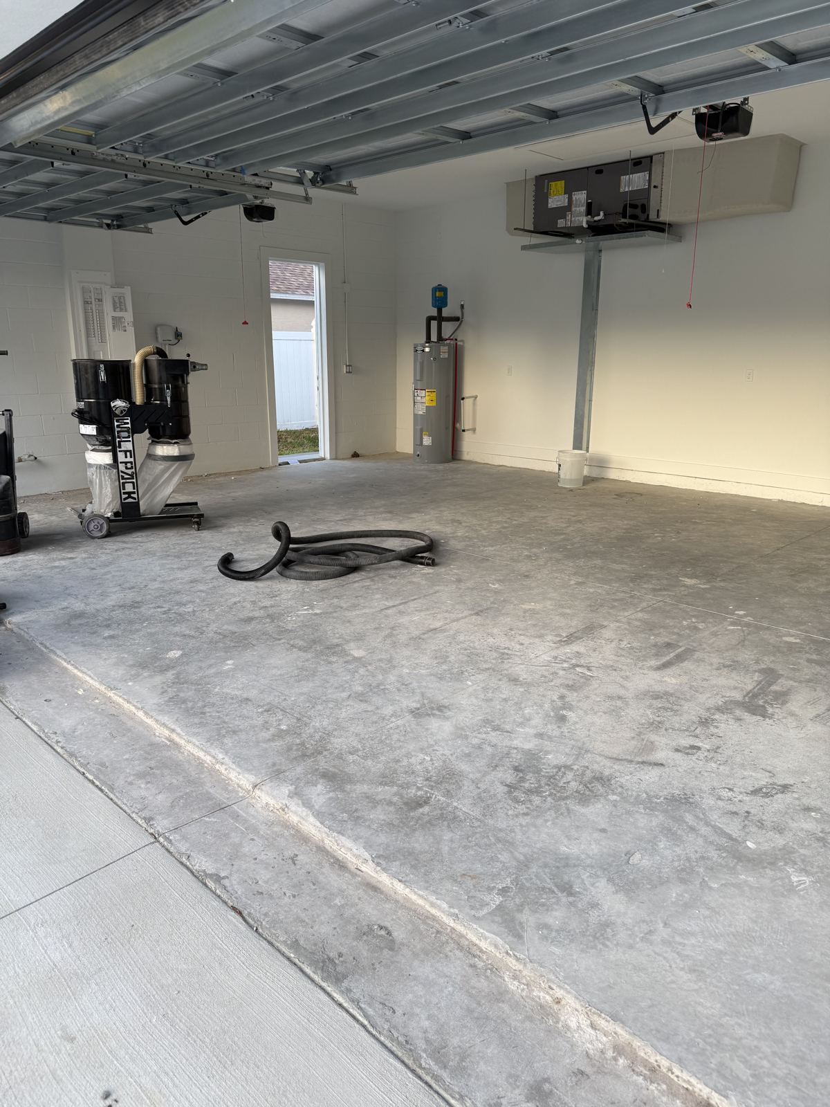 Dust extraction running during concrete grinding